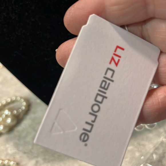 NWT this Clayborne bracelet, gold and white pearls - Picture 4 of 6